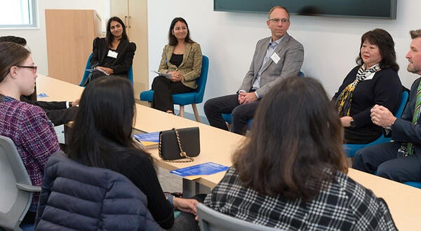  Jeff Paul '92, a UCR School of Business Executive Fellow, speaks to students at a School of Business event