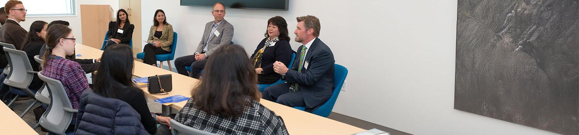 Jeff Paul '92, a UCR School of Business Executive Fellow, speaks to students at a School of Business event